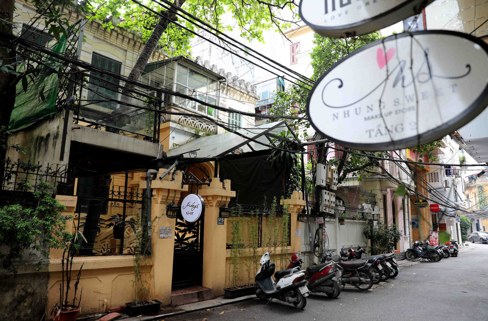 Ngõ Hội Vũ nổi tiếng với những quán cà phê trong các biệt thự cổ từ thời Pháp có không gian đẹp và thoáng đãng. (Ảnh: Thanh Tùng/TTXVN)