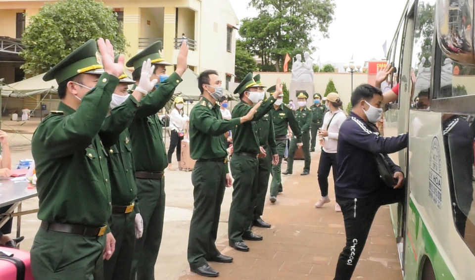 Giây phút chia tay đầy xúc động. (Ảnh: Võ Dung/TTXVN)