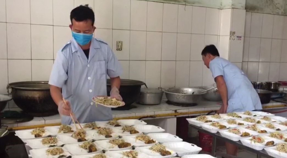 Những suất cơm được cán bộ chiến sỹ biên phòng Quảng Bình chuẩn bị tươm tất, chu đáo để trao cho công dân ăn trước khi lên xe về nhà. (Ảnh: Võ Dung/TTXVN)