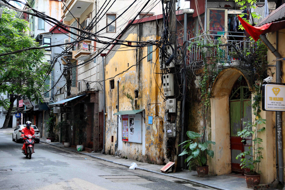 Không náo nhiệt bằng Hàng Bông, Tràng Thi hay Quán Sứ, nhưng những ngày này, nhịp sống thường ngày vốn có của Hội Vũ gần như mất hẳn, bởi người dân nơi đây đang đồng lòng, nghiêm túc thực hiện việc cách ly toàn xã hội góp phần chung tay đẩy lùi bệnh dịch. (Ảnh: Thanh Tùng/TTXVN)