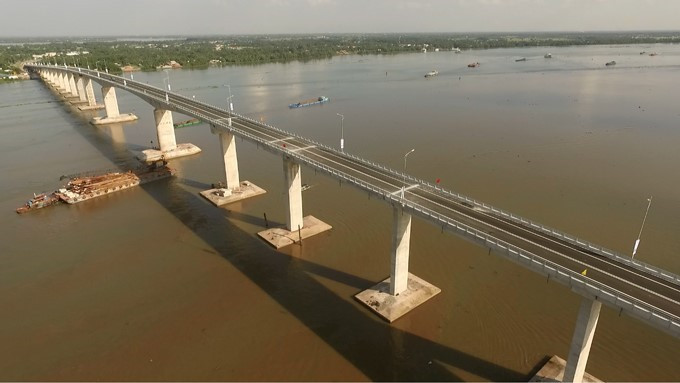  Cầu Mỹ Lợi dài hơn 2,6km, rộng 12m, bắc qua sông Vàm Cỏ, nối liền Quốc lộ 50, huyện Cần Đước (Long An) và thị xã Gò Công (Tiền Giang). Cầu giúp khoảng cách từ thị xã Gò Công về huyện Bình Chánh (TP.HCM) chỉ còn 25km, thay vì 100km đi vòng ra Quốc lộ 1 và đường cao tốc TP Hồ Chí Minh- Trung Lương. (Ảnh: TTXVN)