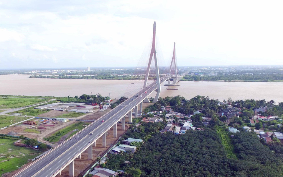 Cầu Cần Thơ là cầu dây văng đầu tiên xây dựng qua dòng sông Hậu, nối thành phố Cần Thơ và tỉnh Vĩnh Long, là cầu dây văng có nhịp chính dài nhất Đông Nam Á (550m). Cầu được khởi công tháng 9/2004 và hoàn thành năm 2010; dài 15km, rộng 23m. Cầu Cần Thơ tạo động lực cho các tỉnh Hậu Giang, Bạc Liêu, Trà Vinh, Sóc Trăng, Cà Mau, An Giang, Kiên Giang, Đồng Tháp phát triển kinh tế, xã hội mạnh mẽ nhất. (Ảnh: Mạnh Linh/TTXVN)