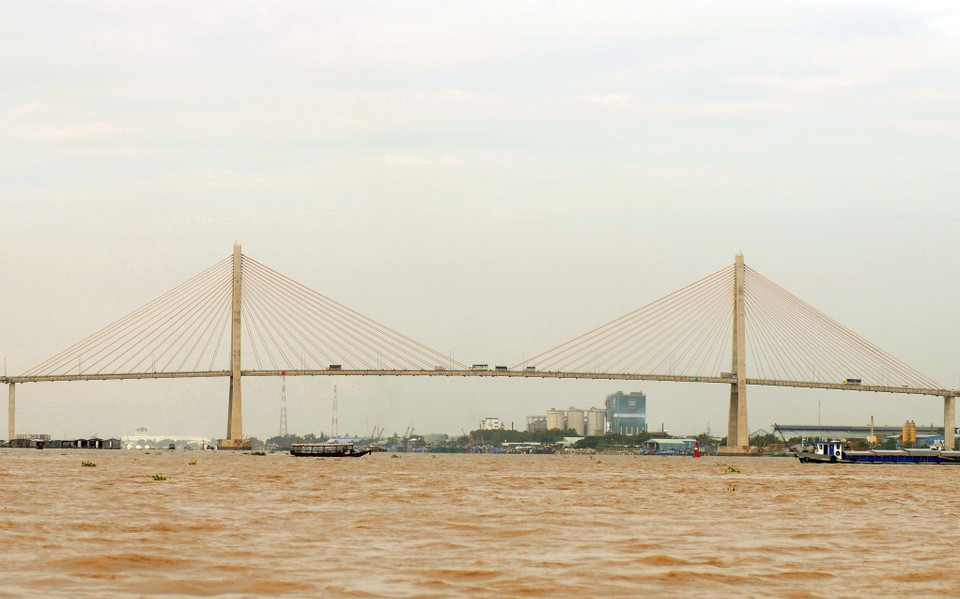 Cầu Rạch Miễu nằm trên Quốc lộ 60, bắc qua sông Tiền, nối liền thành phố Mỹ Tho (Tiền Giang) với tỉnh Bến Tre. Cầu khởi công năm 2002, hoàn thành sau 7 năm,là công trình tiêu biểu do Việt Nam tự đầu tư, thiết kế và thi công. Cầu Rạch Miễu cũng là chiếc cầu phá thế ốc đảo của vùng đất Bến Tre với các tỉnh miền Tây, rút ngắn thời gian đi lại với Thành phố Hồ Chí Minh, so với đi phà Rạch Miễu. (Ảnh: An Hiếu/TTXVN)