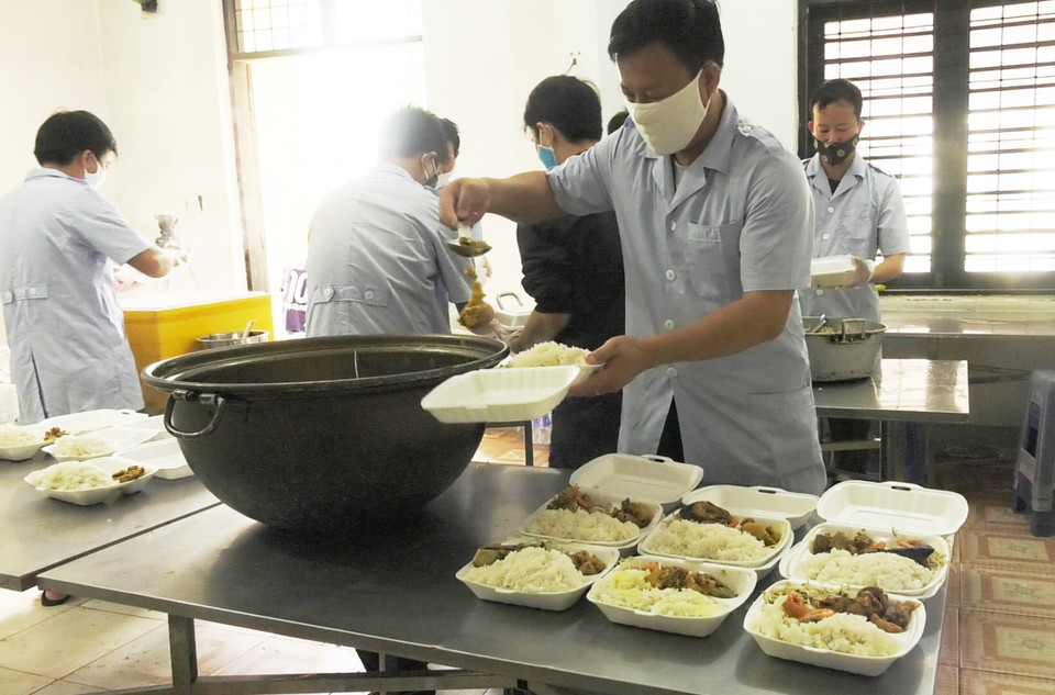 Những suất cơm được cán bộ chiến sỹ biên phòng Quảng Bình chuẩn bị tươm tất, chu đáo để trao cho công dân ăn trước khi lên xe về nhà. (Ảnh: Võ Dung/TTXVN)