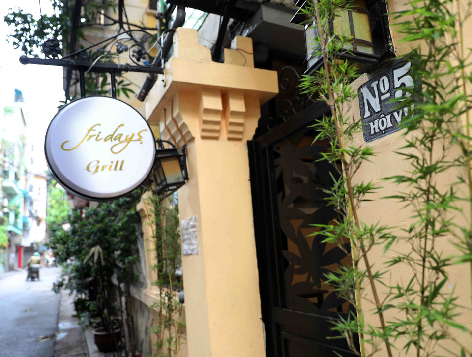 Ngõ Hội Vũ nổi tiếng với những quán cà phê trong các biệt thự cổ từ thời Pháp có không gian đẹp và thoáng đãng. (Ảnh: Thanh Tùng/TTXVN)