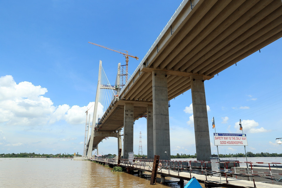  Cầu Cao Lãnh nối thành phố Cao Lãnh với huyện Lấp Vò, tỉnh Đồng Tháp, là cây cầu thứ 2 bắc qua sông Tiền sau cầu Mỹ Thuận. Cầu được khởi công vào tháng 10/2013, hoàn thành sau 4 năm; dài hơn 2km, kể cả đường dẫn gồm 6 làn xe, tốc độ thiết kế 80km/h. (Ảnh: Huy Hùng/TTXVN)