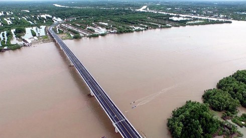 Cầu Năm Căn vượt sông Cửa Lớn, nối đôi bờ của 2 huyện Năm Căn-Ngọc Hiển (Cà Mau). Cầu dài hơn 800m, rộng 12m, cầu được khởi công năm 2012 và hoàn thành sau hơn 2 năm. Cầu Năm Căn không chỉ nối đường Hồ Chí Minh về đến mũi Cà Mau, mở ra hướng liên kết phát triển của cả vùng đất cực Nam của Tổ quốc mà còn phá thế "ốc đảo" của huyện Ngọc Hiển. (Ảnh: Tư liệu/TTXVN)