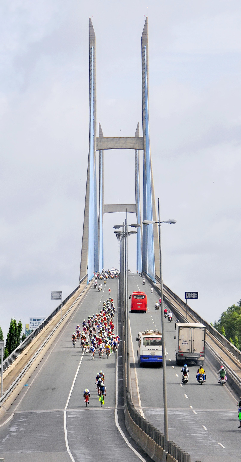 Cầu Mỹ Thuận bắc qua sông Tiền, nằm trên Quốc lộ 1A, nối 2 tỉnh Tiền Giang và Vĩnh Long, là cầu dây văng đầu tiên ở Việt Nam. Cầu được khởi công tháng 7/1997 và khánh thành 3 năm sau đó. Cầu dài hơn 1,5km, rộng gần 24m; độ tĩnh không 37,5m, tạo thuận lợi cho tàu bè có tải trọng đến 10.000 tấn đến thành phố Phnom Penh (Campuchia). (Ảnh: Dương Thu/TTXVN)