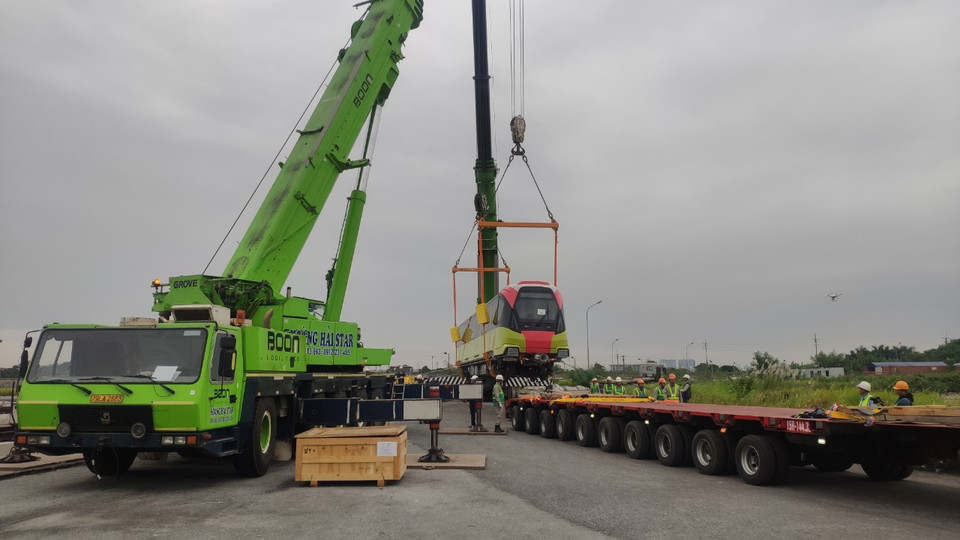 Các toa tàu sẽ được cẩu lên ray về khu vực tập kết để tiến hành công tác lắp ráp và thử nghiệm. (Ảnh: MRB cung cấp)