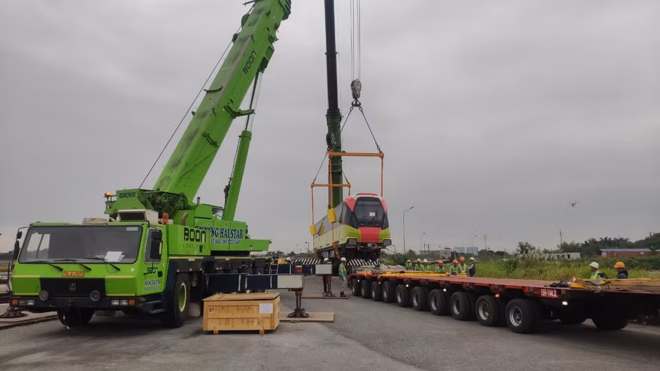 Các toa tàu sẽ được cẩu lên ray về khu vực tập kết để tiến hành công tác lắp ráp và thử nghiệm. (Ảnh: MRB cung cấp)