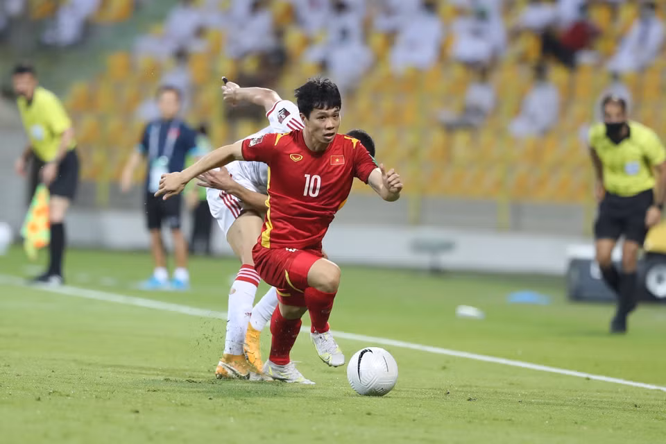 Tiền đạo Công Phượng đi bóng vượt qua tuyến phòng ngự của UAE. (Nguồn: TTXVN)