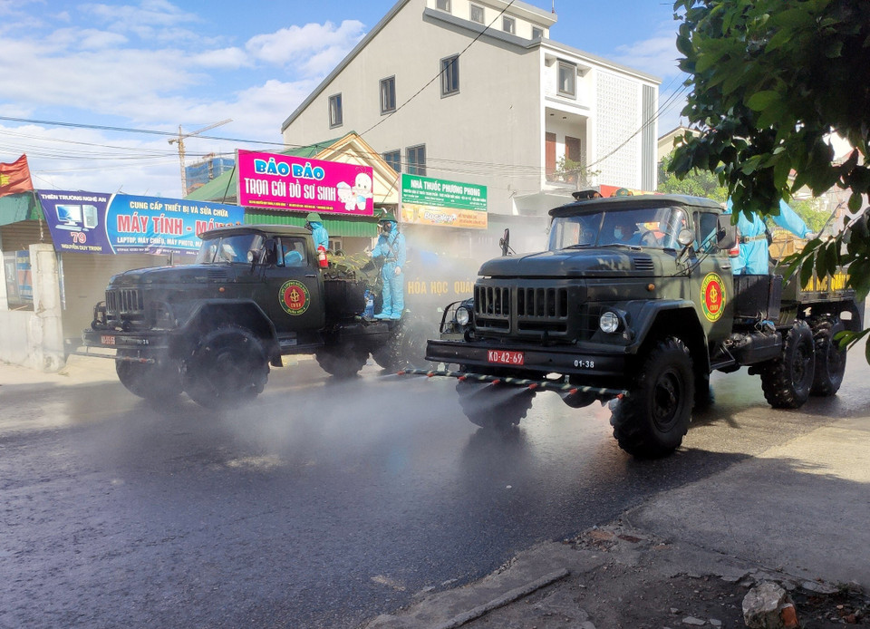 Xe chuyên dụng phun hóa chất khử khuẩn tại phường Hưng Dũng, thành phố Vinh, Nghệ An. (Ảnh: Tá Chuyên/TTXVN)