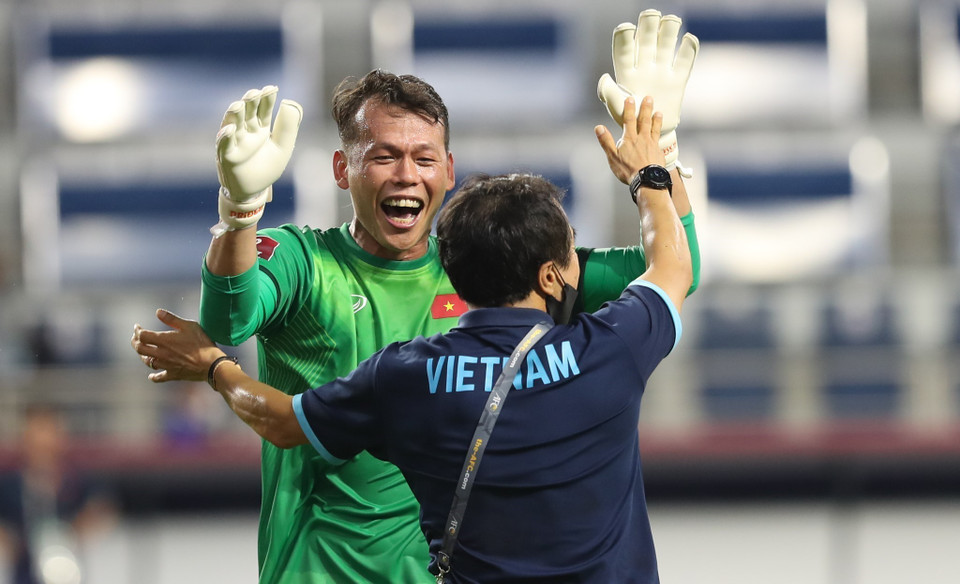 Thủ môn Tấn Trường chia vui cùng thành viên BHL đội tuyển Việt Nam. (Ảnh: Hoàng Linh/TTXVN)