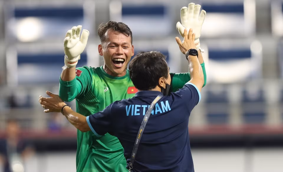 Thủ môn Tấn Trường chia vui cùng thành viên BHL đội tuyển Việt Nam. (Ảnh: Hoàng Linh/TTXVN)