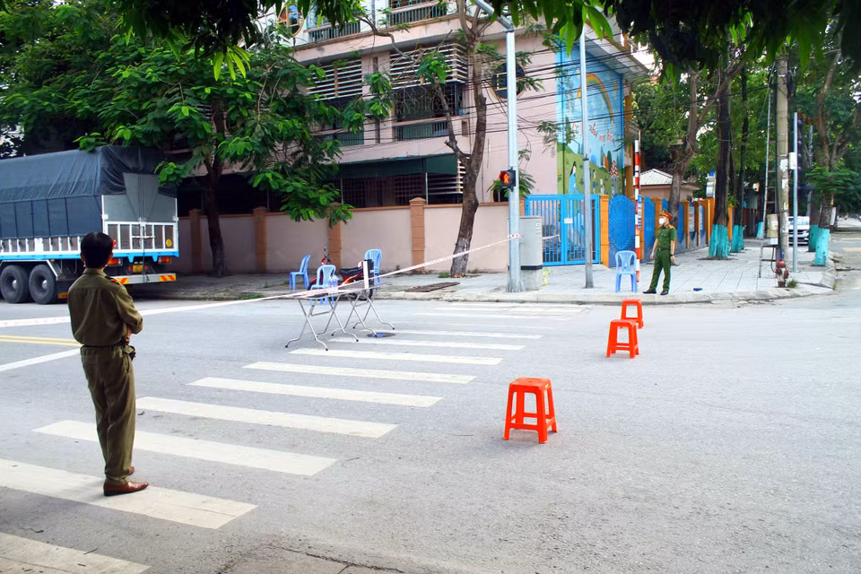 Lực lượng chức năng phong tỏa, chốt chặt tại một ngõ của phường Hưng Dũng sau khi thành phố Vinh phát hiện trường hợp thứ 2 dương tính với SARS-CoV-2. (Ảnh: Tá Chuyên/TTXVN)