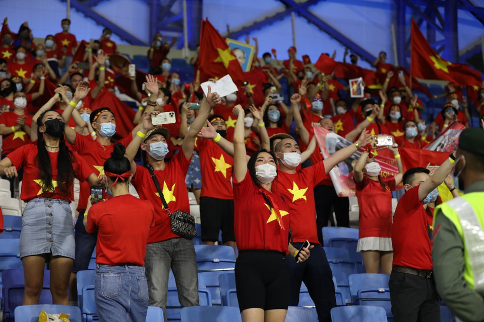 Cổ động viên Việt Nam đến sân Al Maktoum (UAE) để cổ vũ đội tuyển Việt Nam. (Nguồn: TTXVN)