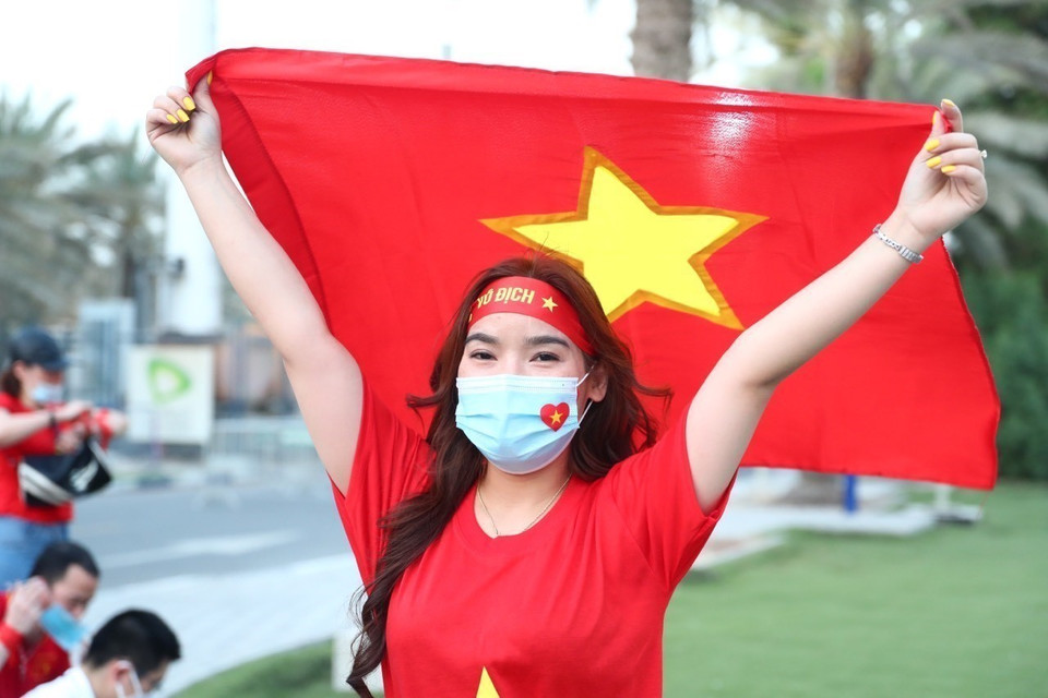 Cổ động viên Việt Nam đến sân Al Maktoum (UAE) để cổ vũ đội tuyển Việt Nam. (Nguồn: TTXVN)