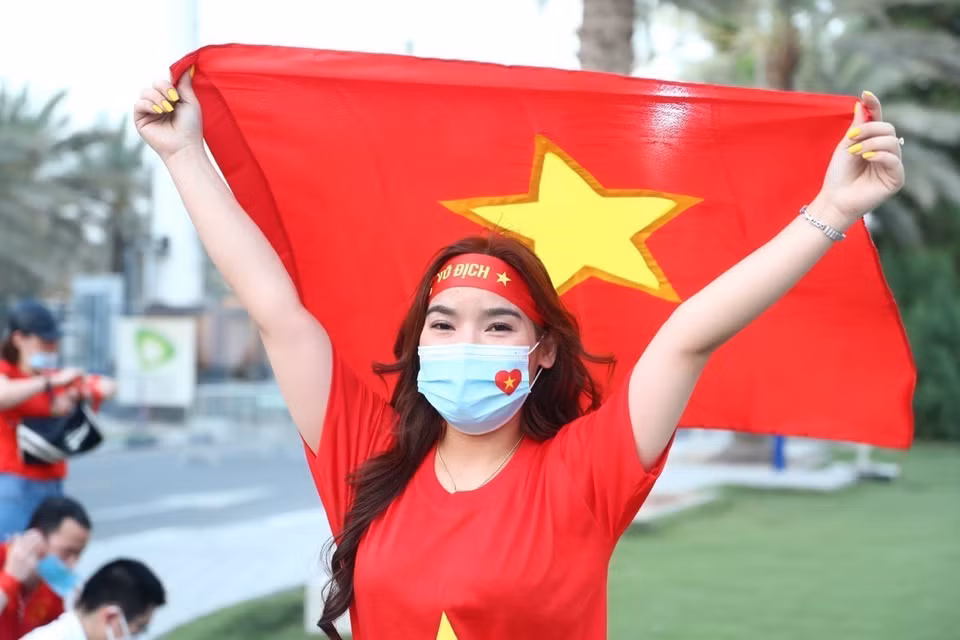 Cổ động viên Việt Nam đến sân Al Maktoum (UAE) để cổ vũ đội tuyển Việt Nam. (Nguồn: TTXVN)