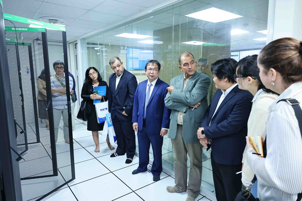 Ông Oscar Alberto Sanchez Serra, Phó Tổng biên tập Báo Granma cùng các đại biểu tham quan Trung tâm kỹ thuật của TTXVN. (Ảnh: Minh Đức/TTXVN)