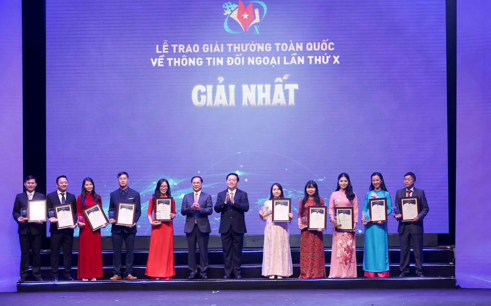 Ủy viên Bộ Chính trị, Bí thư Trung ương Đảng, Trưởng Ban Tuyên giáo Trung ương Nguyễn Trọng Nghĩa và Bộ trưởng Bộ Ngoại giao Bùi Thanh Sơn trao giải Nhất cho các tác giả, nhóm tác giả. (Ảnh: Phương Hoa/TTXVN)