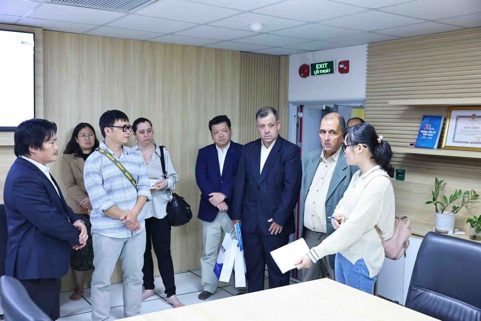 Ông Oscar Alberto Sanchez Serra, Phó Tổng biên tập Báo Granma cùng các đại biểu tham quan Trung tâm Kỹ thuật của TTXVN. (Ảnh: Minh Đức/TTXVN)