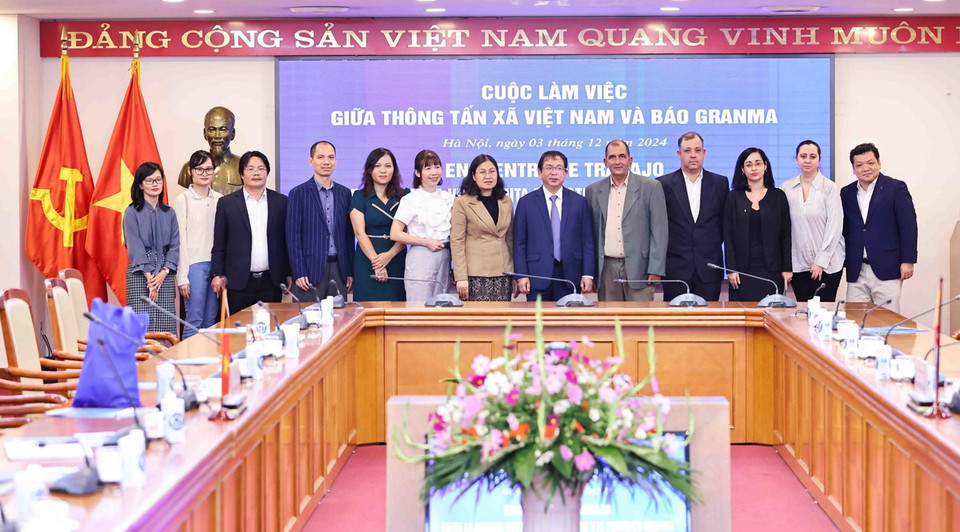 Phó Tổng Giám đốc Thông tấn xã Việt Nam Nguyễn Tuấn Hùng, ông Oscar Alberto Sanchez Serra, Phó Tổng biên tập Báo Granma cùng các đại biểu. (Ảnh: Minh Đức/TTXVN)