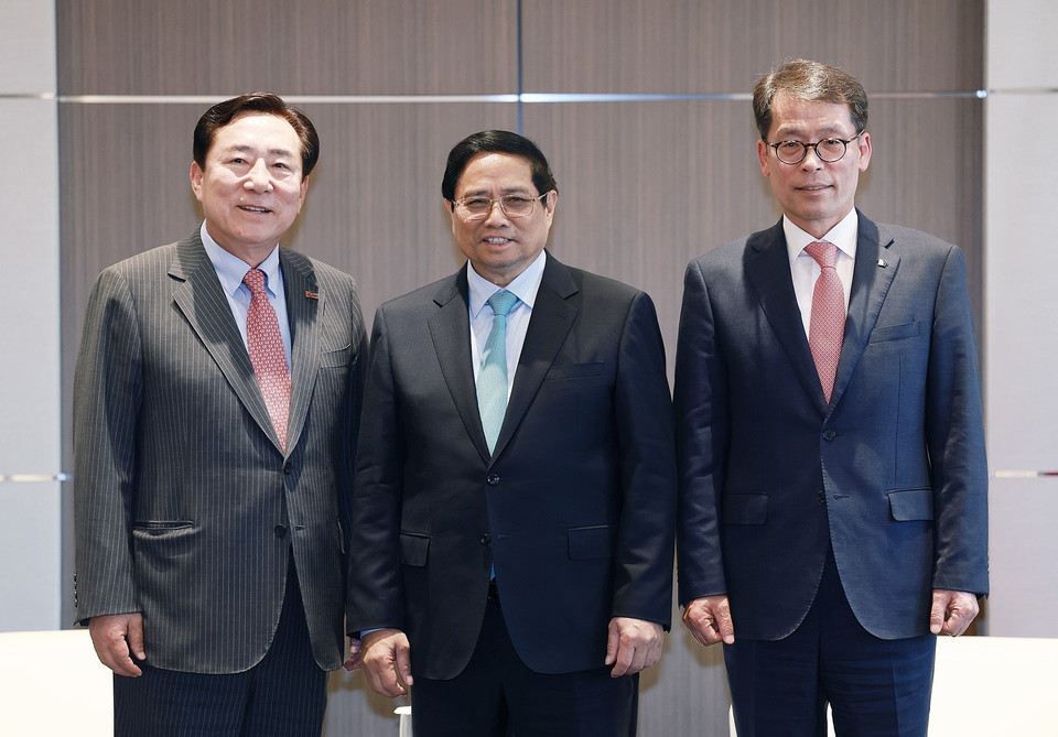 Thủ tướng Phạm Minh Chính tiếp ông Kim Ki-moon, Chủ tịch Hiệp hội doanh nghiệp nhỏ và vừa Hàn Quốc (KBIZ) bên trái và Chủ tịch Ngân hàng Công nghiệp Hàn Quốc (IBK) Kim Sung-tae. (Ảnh: Dương Giang/TTXVN)