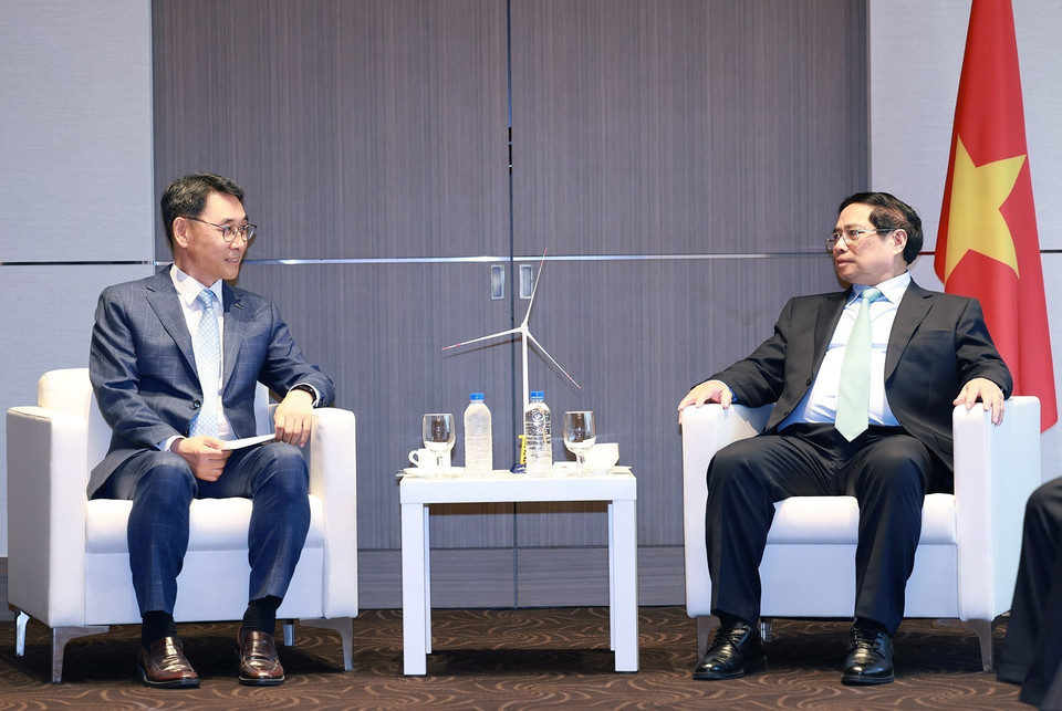 Thủ tướng Phạm Minh Chính tiếp ông Jung Yeonin, Tổng giám đốc Tập đoàn năng lượng Doosan Enerbility. (Ảnh: Dương Giang/TTXVN)