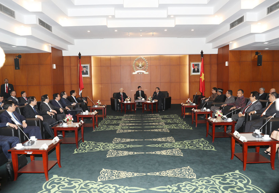 Tổng Bí thư Nguyễn Phú Trọng hội kiến với Phó Chủ tịch Hội đồng Hiệp thương Nhân dân Indonesia Evert Ernest Mangin Dan và Phó Chủ tịch Hội đồng Hiệp thương Nhân dân Indonesia Hidayat Nur Wahid. (Ảnh: Trí Dũng/TTXVN)