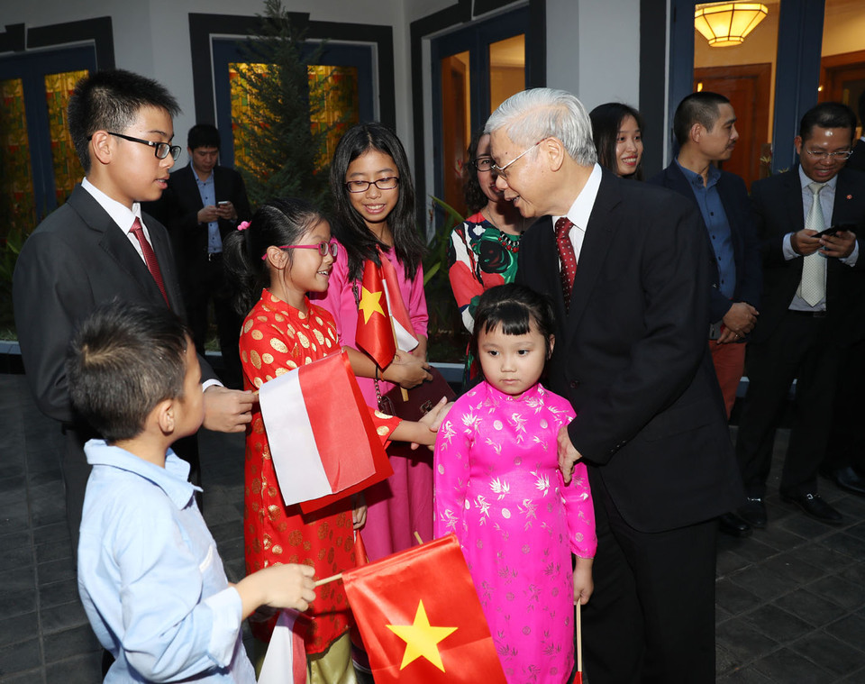 Tổng Bí thư Nguyễn Phú Trọng với con em cán bộ , nhân viên Đại sứ quán, đại diện cộng đồng Việt Nam. (Ảnh: Trí Dũng/TTXVN)