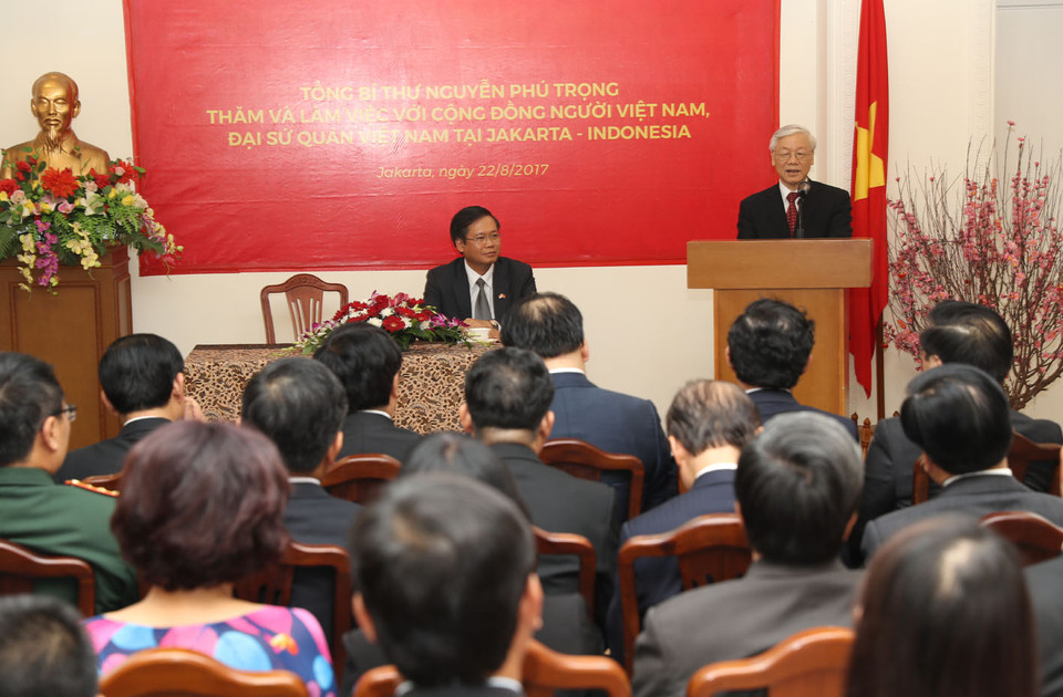 Tổng Bí thư Nguyễn Phú Trọng đến thăm và nói chuyện với cán bộ , nhân viên Đại sứ quán và Phái đoàn Việt Nam tại ASEAN, đại diện cộng đồng và doanh nghiệp Việt Nam. (Ảnh: Trí Dũng/TTXVN)