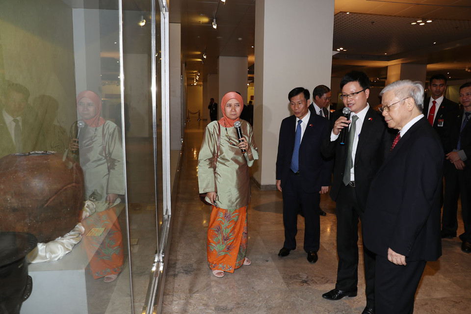 Tổng Bí thư Nguyễn Phú Trọng đến thăm Bảo tàng Quốc gia Indonesia. (Ảnh: Trí Dũng/TTXVN)