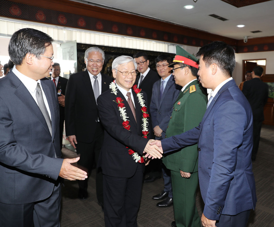 Cán bộ, nhân viên Đại sứ quán và Phái đoàn Việt Nam tại ASEAN, đại diện cộng đồng và doanh nghiệp Việt Nam đón Tổng Bí thư Nguyễn Phú Trọng tại sân bay Quốc tế Soekarno-Hatta. (Ảnh: Trí Dũng/TTXVN)