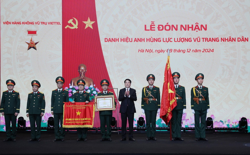Chủ tịch nước Lương Cường trao tặng danh hiệu Anh hùng Lực lượng vũ trang nhân dân cho Viện Hàng không Vũ trụ Viettel. (Ảnh: Lâm Khánh/TTXVN)