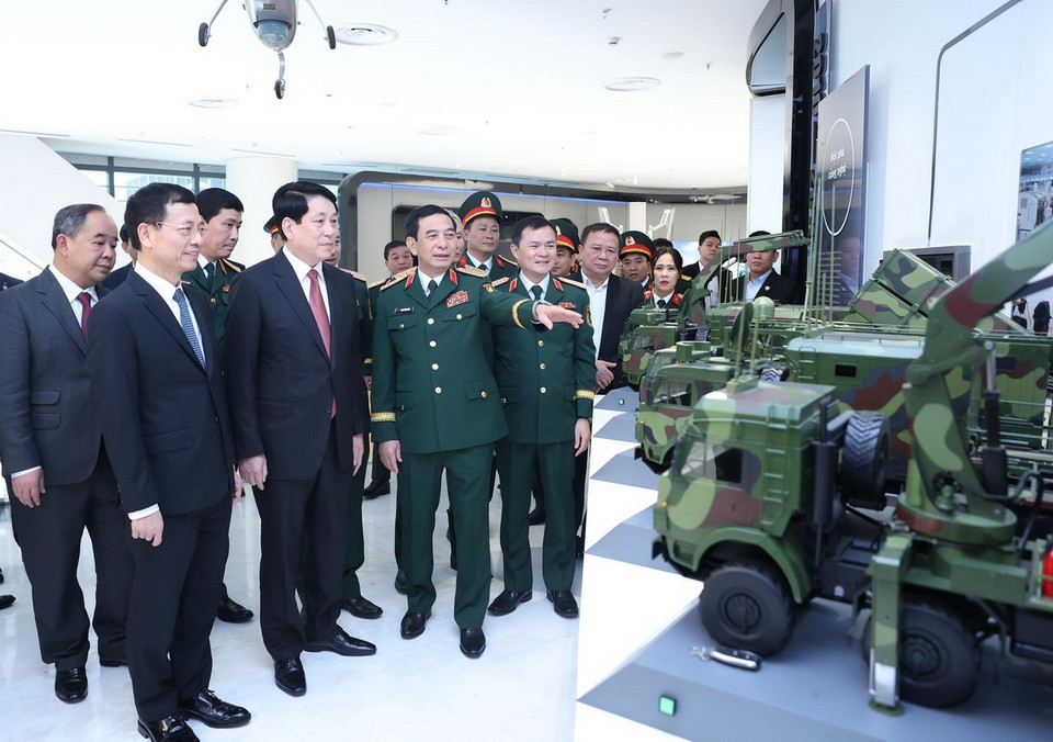 Chủ tịch nước Lương Cường với các đại biểu tham quan trưng bày về công nghệ của Viettel. (Ảnh: Lâm Khánh/TTXVN)