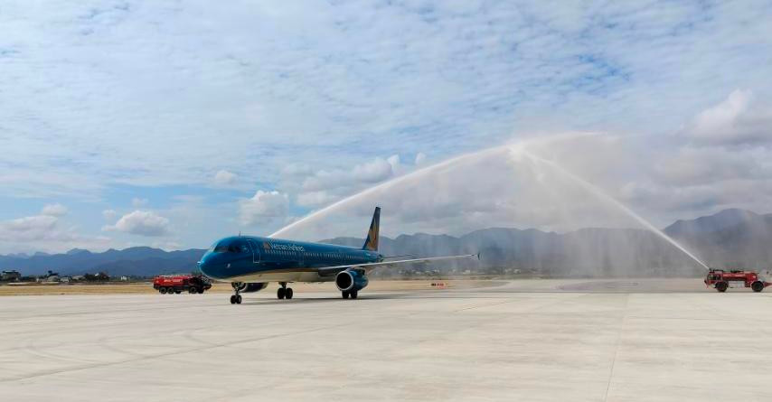 Chuyến bay mang số hiệu VN1802 của Vietnam Airlines đáp xuống Sân bay Điện Biên lúc sáng ngày 2/12. (Ảnh: PV/Vietnam+)