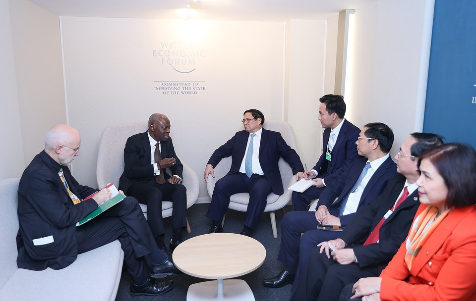 Thủ tướng Phạm Minh Chính gặp Tổng Giám đốc Tổ chức Lao động Quốc tế (ILO) Gilbert Fossoun Houngbo. (Ảnh: Dương Giang/TTXVN)