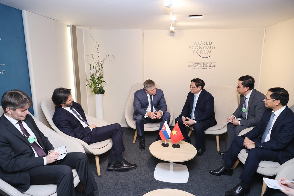 Thủ tướng Phạm Minh Chính gặp Thủ tướng Slovakia Robert Fico. (Ảnh: Dương Giang/TTXVN)