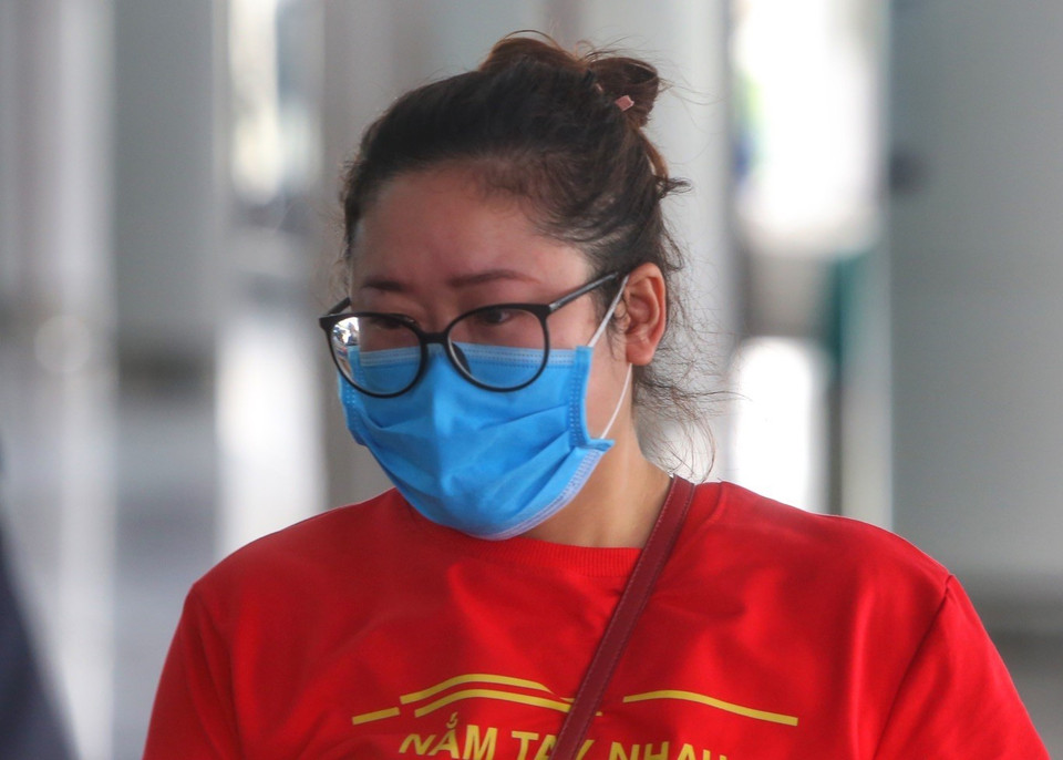 Người dân từ Ukraine trở về không kìm được nước mắt khi đoàn tụ gia đình sau nhiều năm xa cách. (Ảnh: Tuấn Đức/TTXVN)