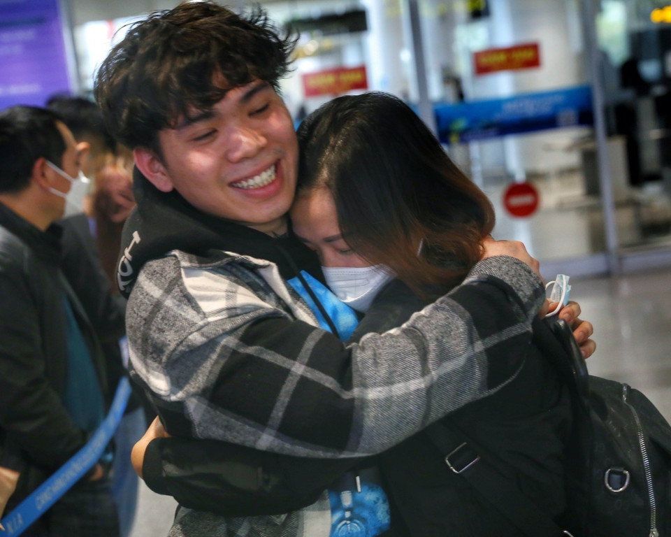 Niềm vui của những người đi đón người thân trở về từ Ukraine. (Ảnh: Tuấn Đức/TTXVN)