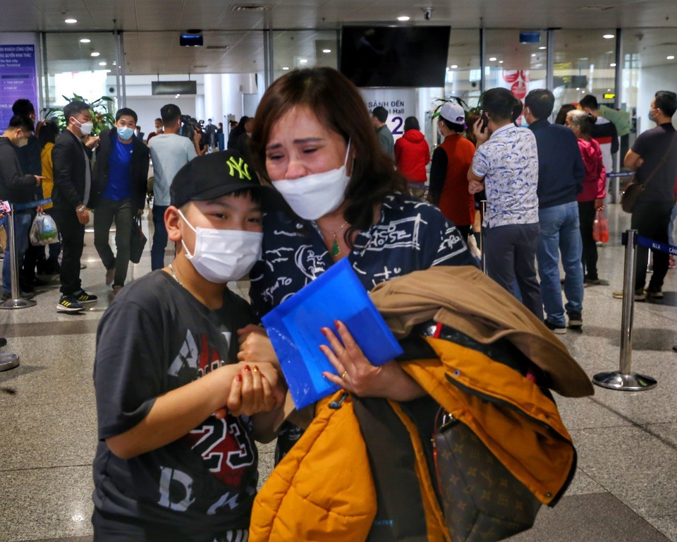 Nhiều người đã xúc động khi gặp gỡ người thân trở về từ Ukraine. (Ảnh: Tuấn Đức/TTXVN)