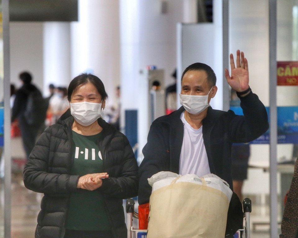 Người Việt Nam trở về từ Ukraine xuống sân bay Nội Bài. (Ảnh: Tuấn Đức/TTXVN)