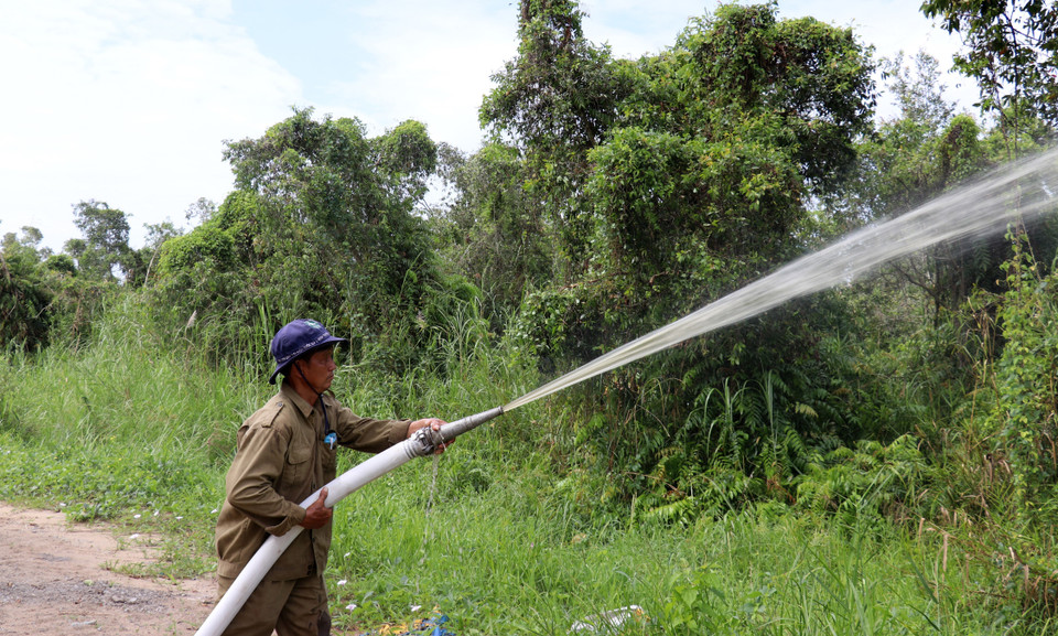 Vận hành máy bơm phun xịt nước phòng cháy, chữa cháy rừng trên lâm phần Vườn quốc gia U Minh Thượng (Kiên Giang). (Ảnh: Lê Huy Hải/TTXVN)