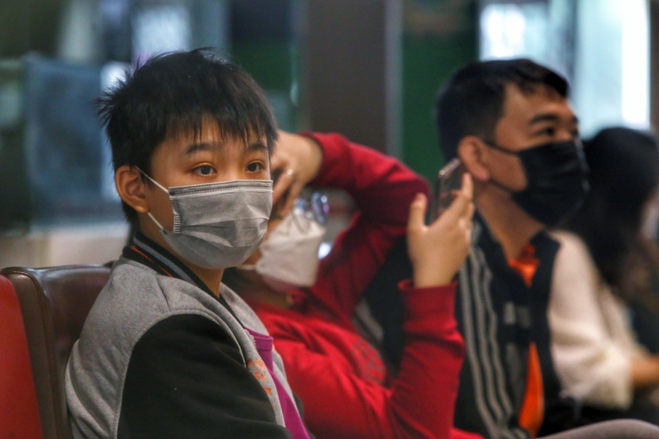 Nhiều người đi từ sớm để chờ đón người thân từ Ukraine trở về. (Ảnh: Tuấn Đức/TTXVN)