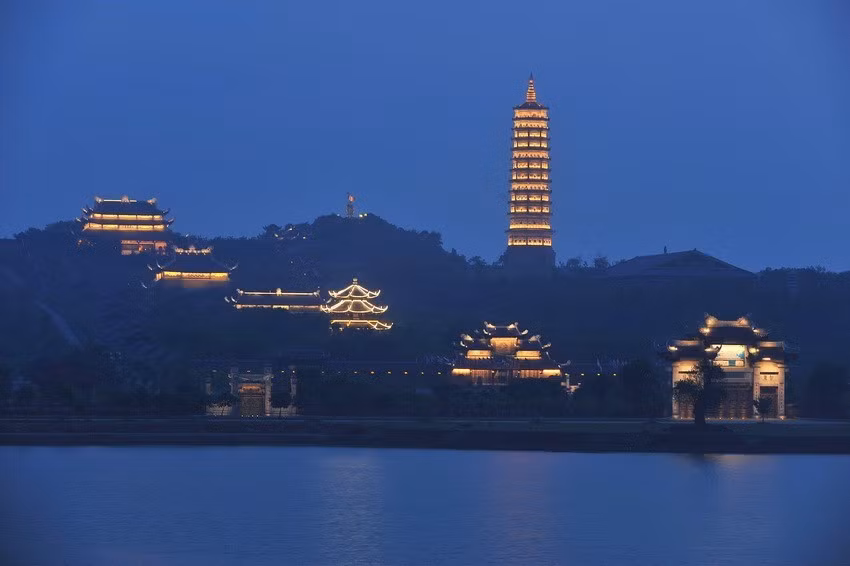 Chùa Bái Đính thuộc Khu du lịch sinh thái Tràng An, có diện tích 539ha bao gồm các khu công viên văn hóa và học viện Phật giáo, khu đón tiếp và công viên cảnh quan. (Ảnh: Minh Đức/TTXVN)