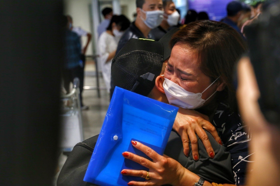 Hai mẹ con không kìm được nước mắt sau nhiều năm xa cách. (Ảnh: Tuấn Đức/TTXVN)