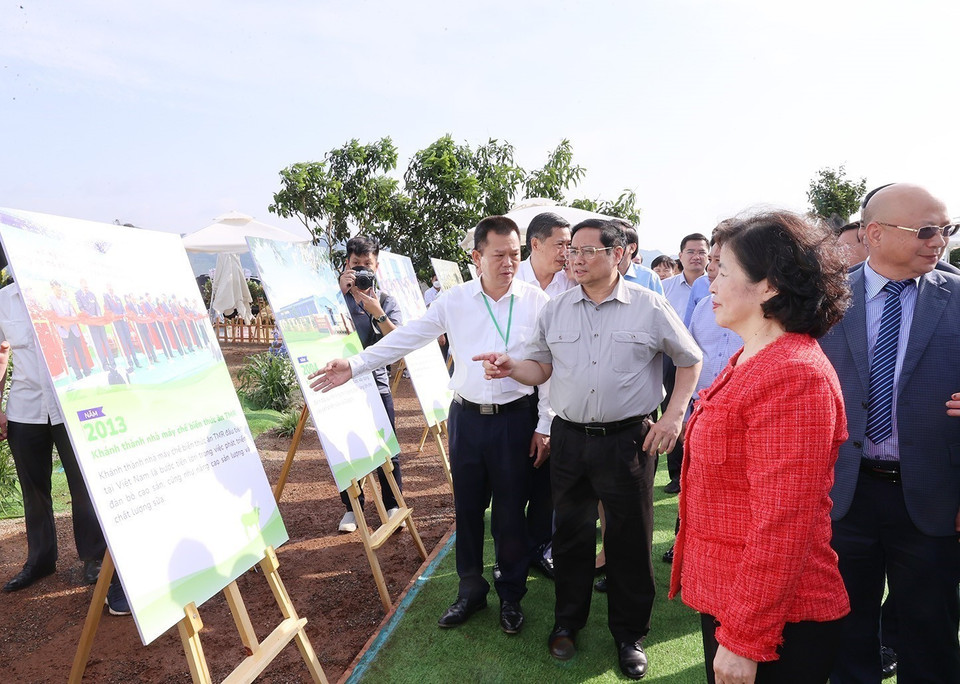 Thủ tướng Phạm Minh Chính nghe giới thiệu về Tổ hợp Thiên đường sữa Mộc Châu. (Ảnh: Dương Giang/TTXVN)