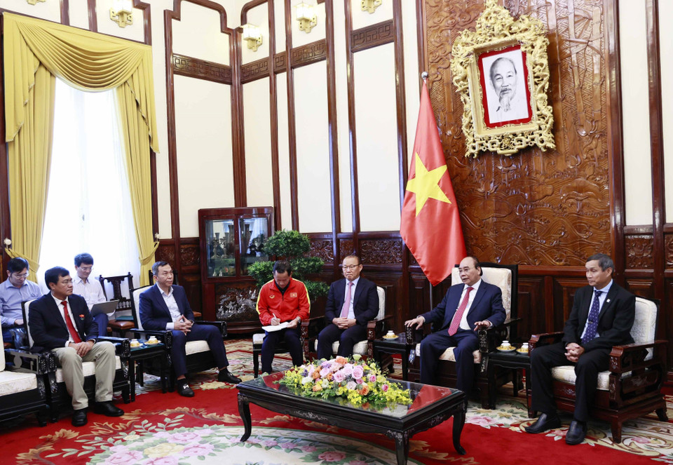 Sáng 28/5, tại Phủ Chủ tịch, Chủ tịch nước Nguyễn Xuân Phúc tiếp Huấn luyện viên bóng đá nam Park Hang-seo và Huấn luyện viên bóng đá nữ Mai Đức Chung. (Ảnh: Thống Nhất/TTXVN)