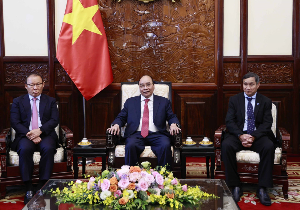 Huấn luyện viên bóng đá nam Park Hang-seo và huấn luyện viên bóng đá nữ Mai Đức Chung là hai huấn luyện viên xuất sắc đại diện cho các huấn luyện viên có nhiều cống hiến, lập thành tích xuất sắc tại SEA Games 31. (Ảnh: Thống Nhất/TTXVN)