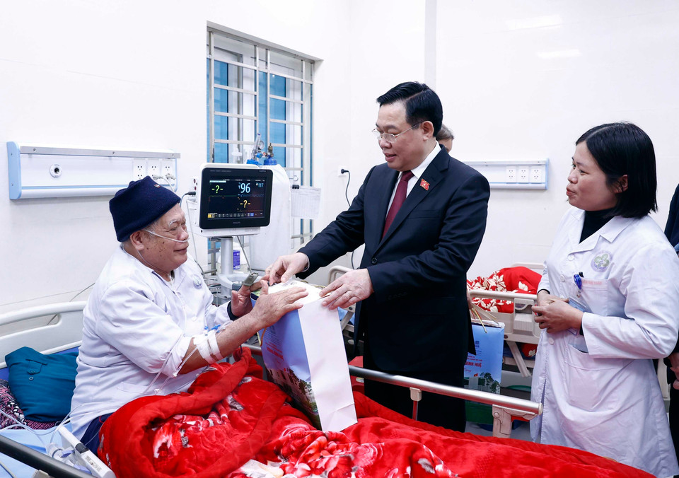 Chủ tịch Quốc hội Vương Đình Huệ thăm hỏi và tặng quà cho bệnh nhân đang điều trị tại Bệnh viện Đa khoa Định Hóa. (Ảnh: An Đăng/TTXVN)